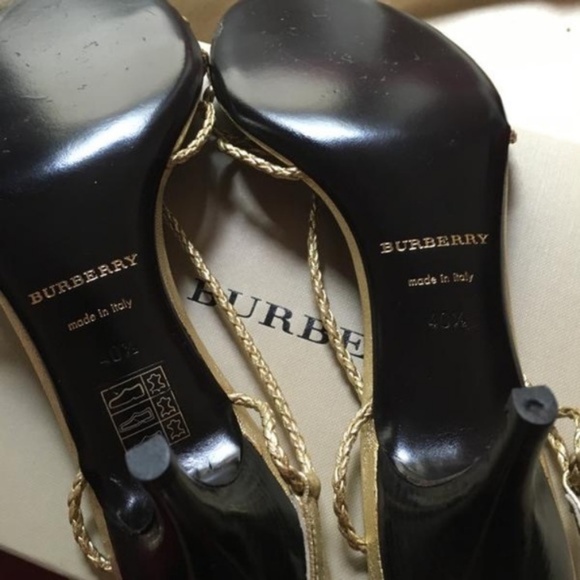 🆕🎁 NWT Burberry strappy gold leather sandals 10 - Picture 6 of 8